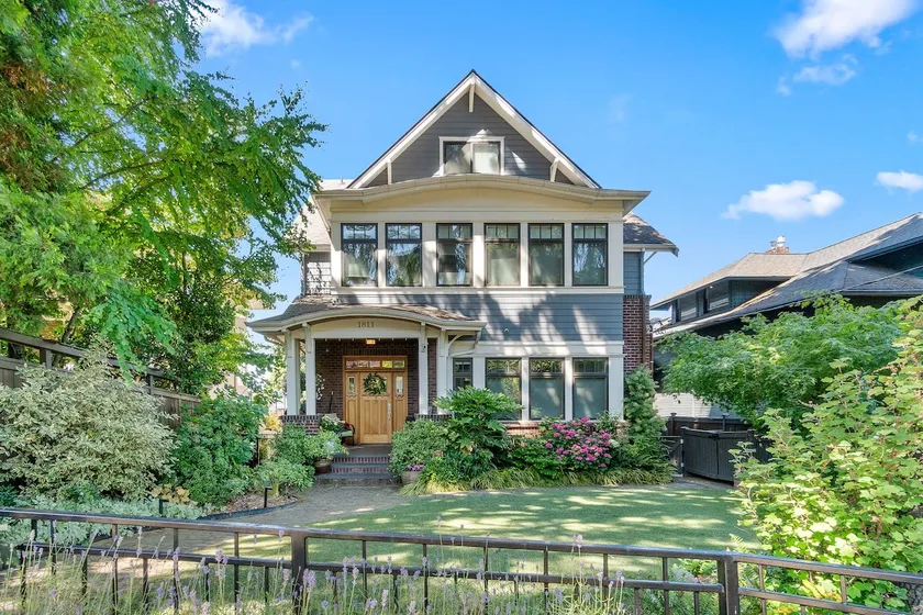 Stunning Apartment in the Heart of Queen Anne - Image 1