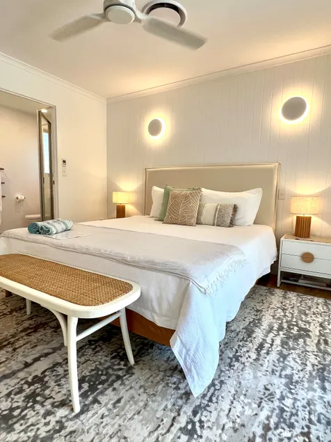 Noosa Heads PRIVACY w own entry, carpark & balcony - Image 1