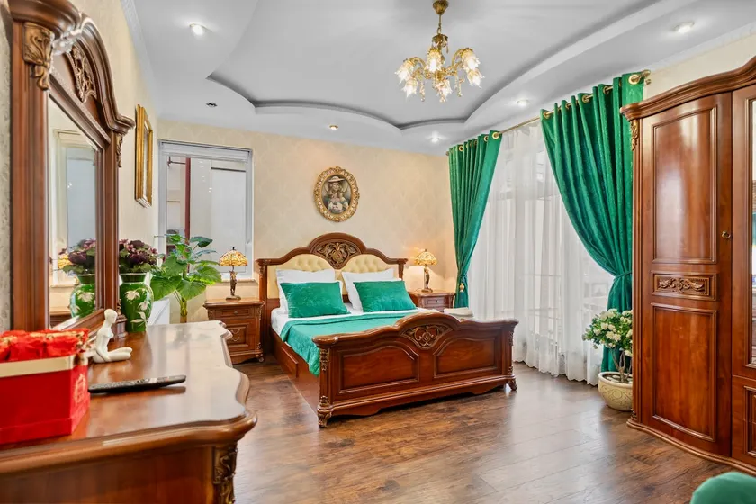 3BR Luxury Apartment with Courtyard, Terrace & BBQ - Image 1