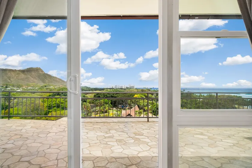 STUNNING PENTHOUSE - 100FT TO BEACH - LEGAL!! - Image 1