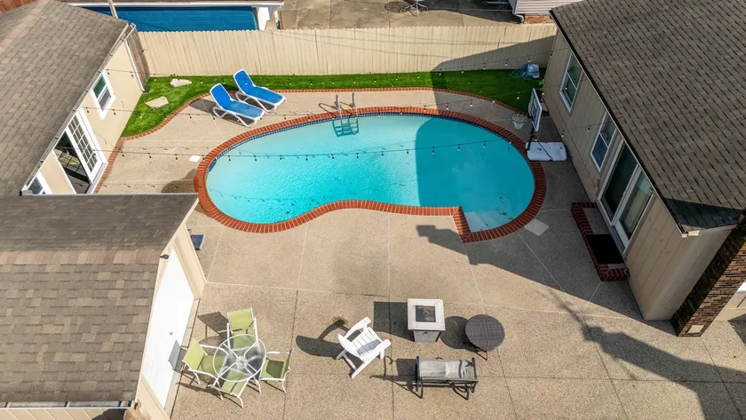 Home in Royal Oak w/ pool & sauna & dream garage - Image 1