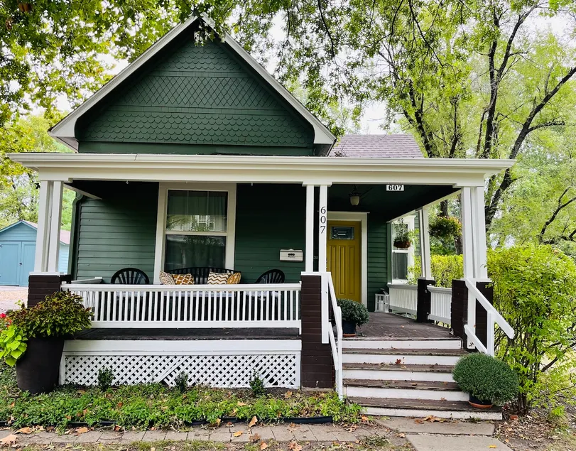 Cozy downtown cottage - Image 1