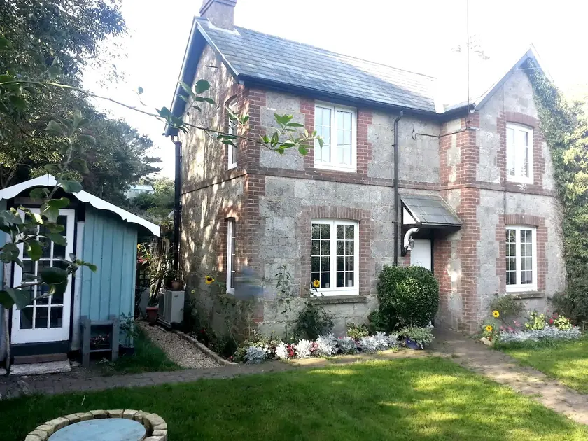 Beautiful Cottage by the Coast - Image 1