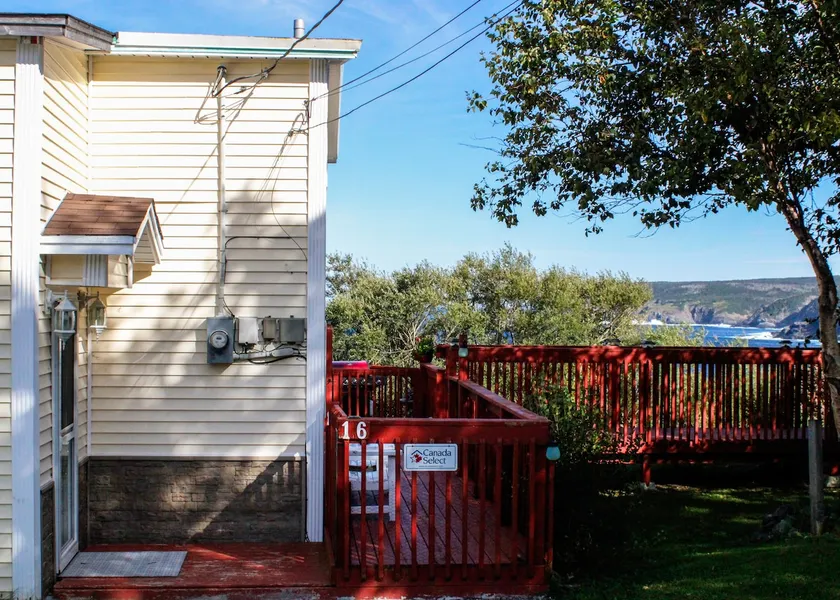 Murray House Vacation Home: Pet friendly, mature trees, near the ocean & coast - Image 1