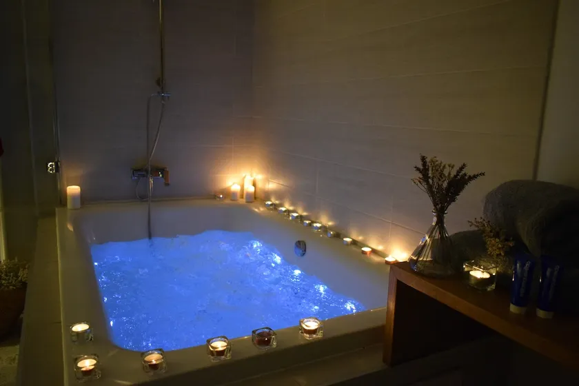 Suite: Jacuzzi and private garden in Samos (Lugo) - Image 1