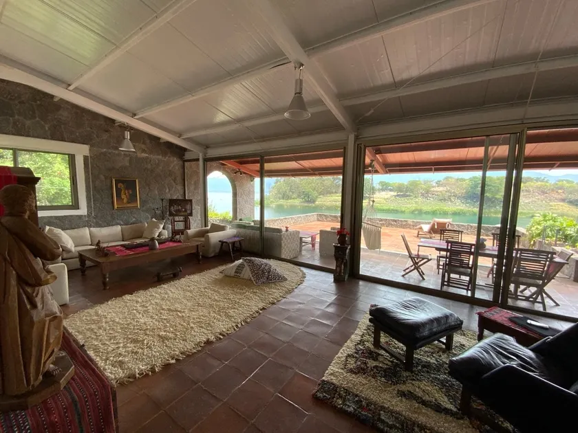 Beautiful spacious house at the shore of the lake - Image 1