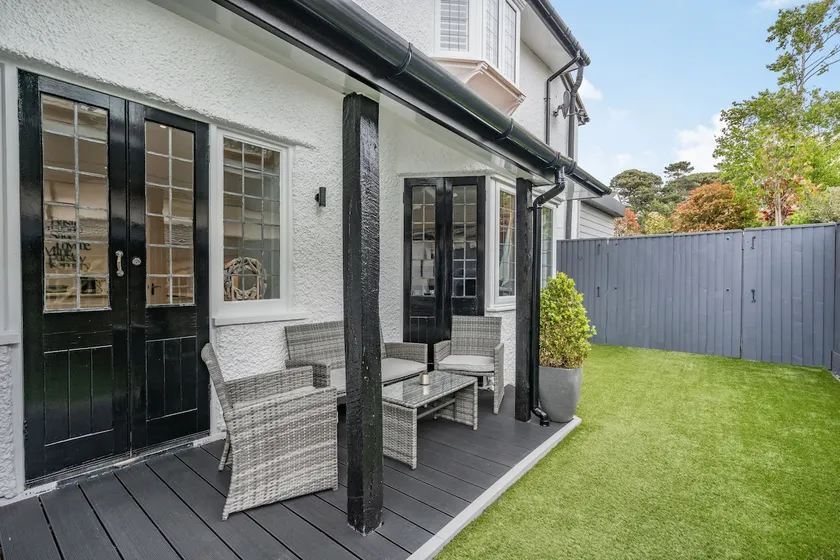 Contemporary 2 Double Bed Garden Apt - Image 1
