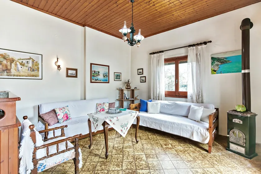Traditional house with garden close to the sea - Image 1