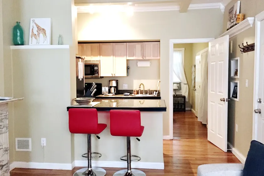 S End/B Bay border! Copley Location- Perfect 1 Br - Image 1