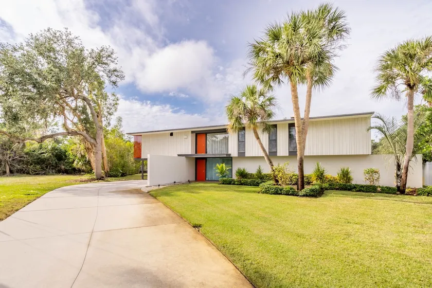 4 Bed 3 Bath Waterfront Home par Ralph Twitchell - Image 1