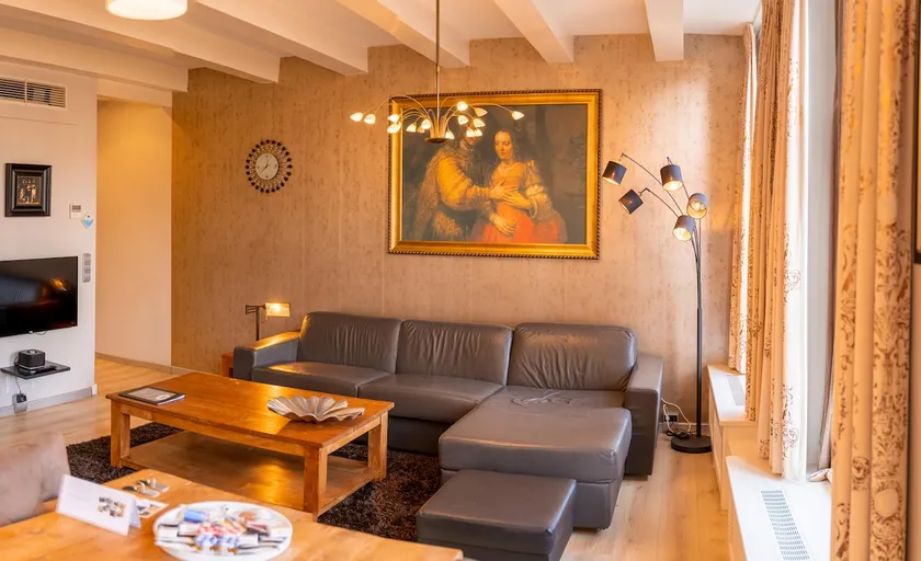 Rembrandt van Rijn apartment canal view - Image 1