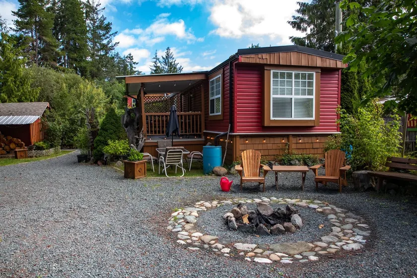Hollies Hideaway     - Image 1