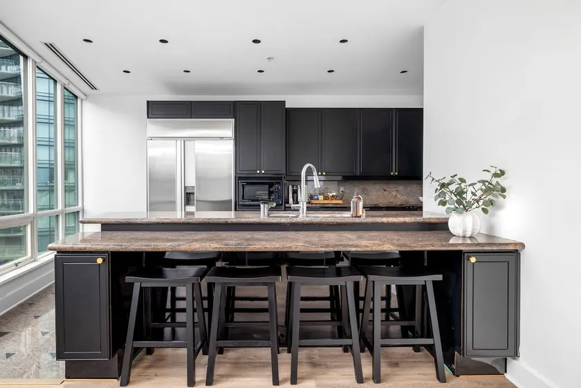 1000sqft TOP FLOOR Apt w/ Balcony in Coal Harbour - Image 1
