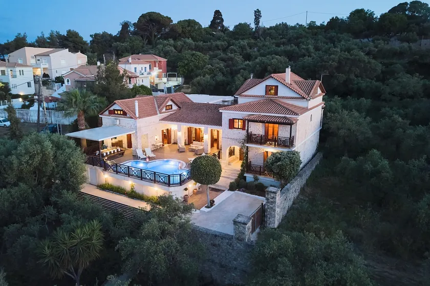 Villa de luxe Lilas, est un manoir en pierre avec sa propre piscine privée. - Image 1