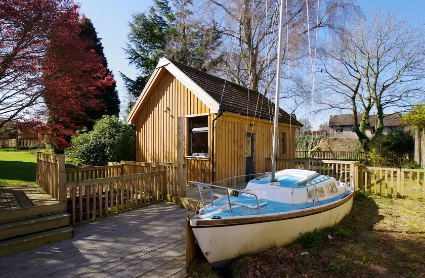 Tranquil 'boathouse' by pond in walled garden - Image 1