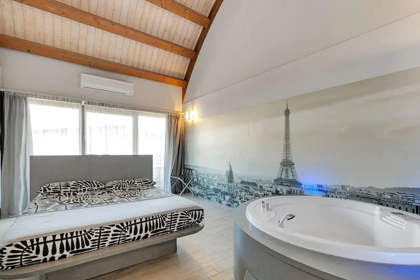 Suite A Theme Paris: Jacuzzi + Parking 20' Duomo - Image 1