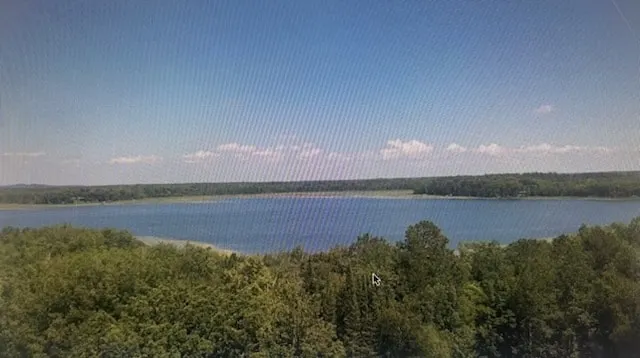 Lake home with country view - Image 1