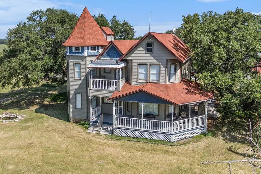 Large Victorian On Acreage - Sleeps 11 Comfortably - Image 1