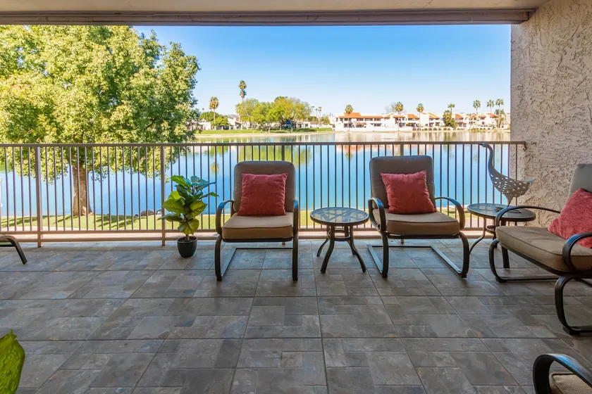 Beautiful, Newly remodeled 3 bedroom Lakefront, Heated Pool & Spa, Free Wi-Fi - Image 1
