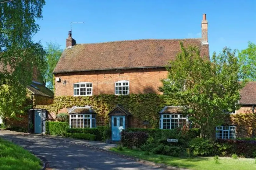 Corner House - Large country house next to marina - Image 1