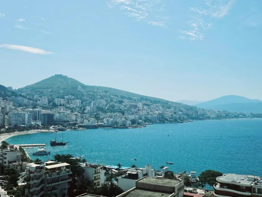 Spacious Sea View Apartment - Image 1