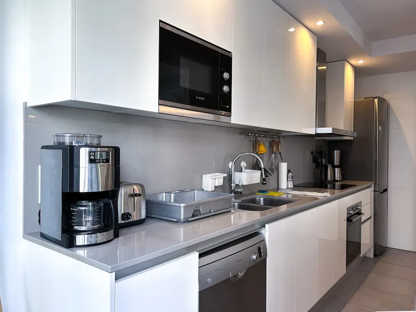 Modern, centrally-located, 100 meters from the ocean, restaurants, and cafes - Image 1