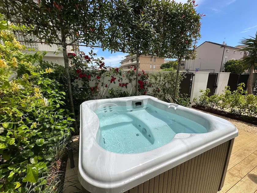 Jacuzzi near the sea & Free Parking - Image 1