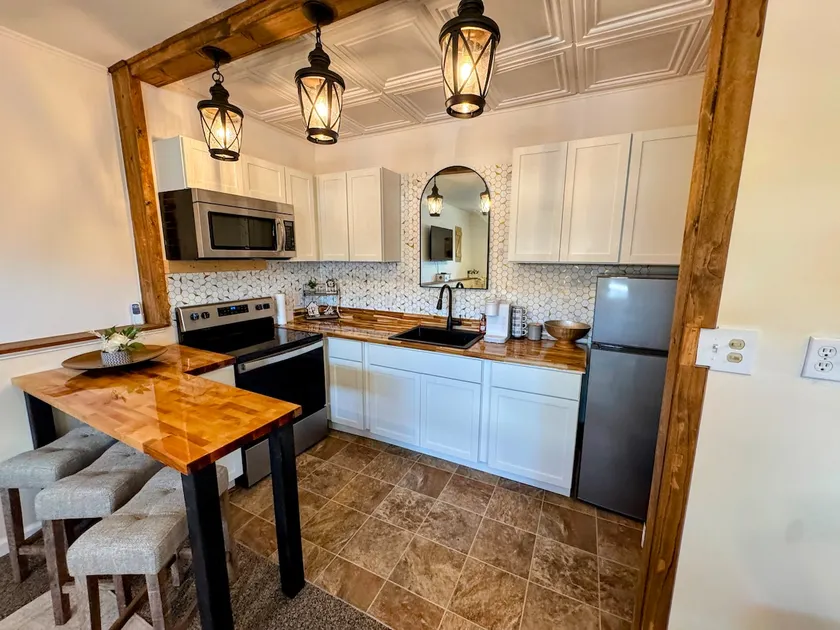 Suite Retreat! *Fenced in yard* - Image 1