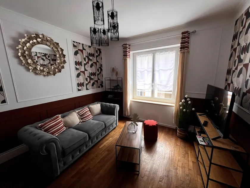 Apartment with large courtyard - Image 1
