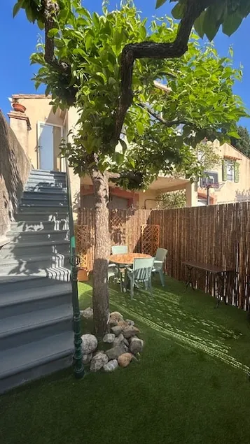 Les Loriots - Outdoor courtyard & Air conditioning - Image 1