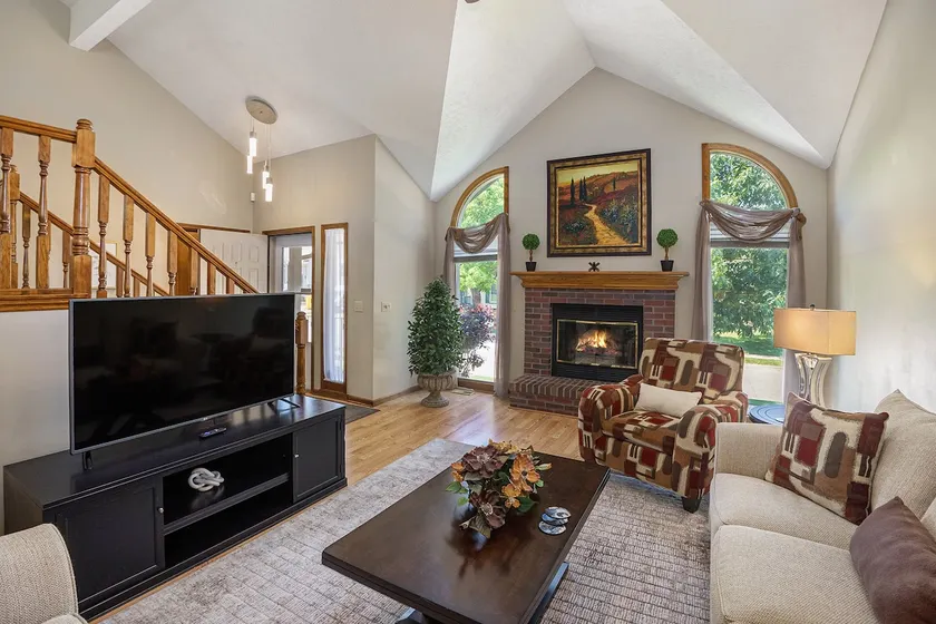 4-Bedroom Retreat with Outdoor Space & King Bed - Image 1