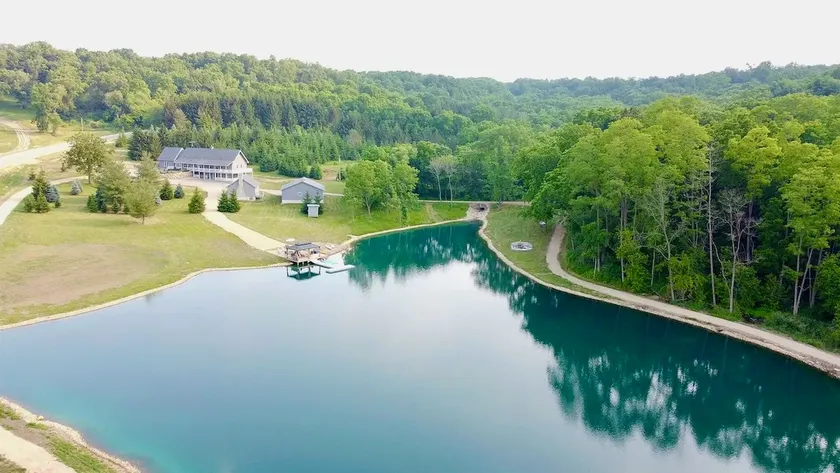 Mirror Lake - Rare private lake! - Image 1