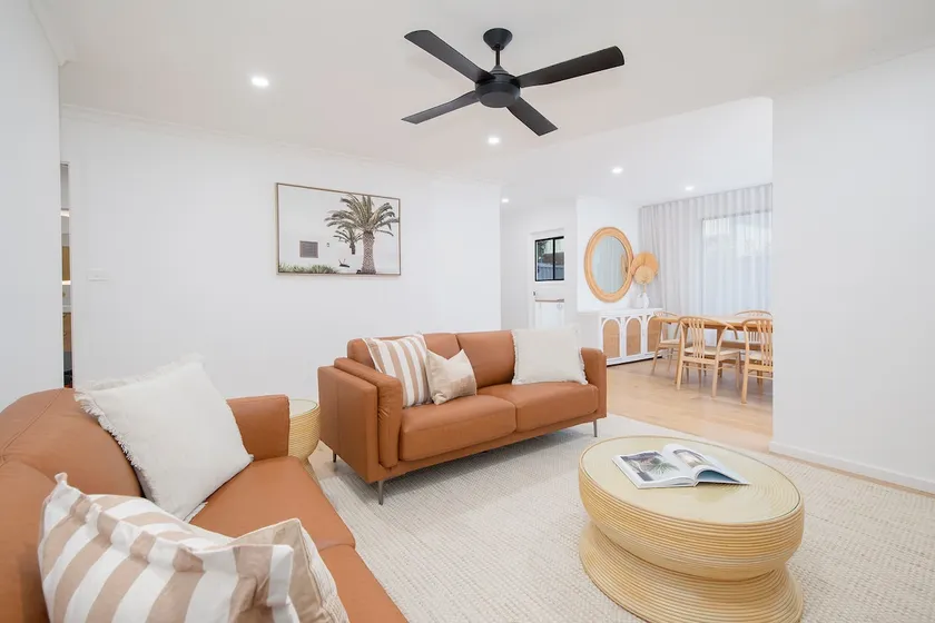 Sienna Cove - Elegant Retreat near Merewether Beach - Image 1