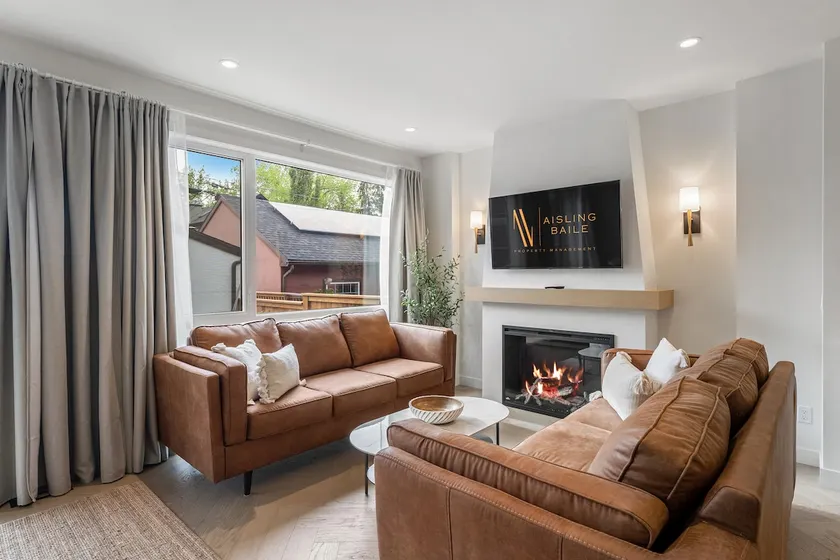 La More | Hot Tub | Kensington | Luxury | Office - Image 1