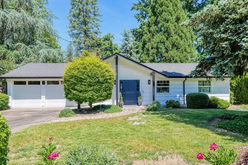 4-Bedroom home in Lake Oswego! - Image 1