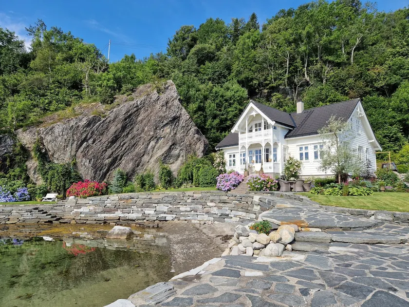 Elegant Hideaway by the Fjord–Views of Folgefonna - Image 1