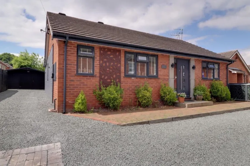 Stylish 2-Bed Home with Garden - Image 1