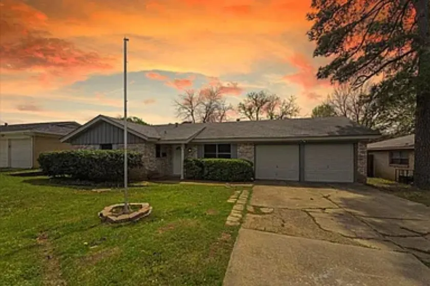 Modern Euless Escape • 4BR w/ Yard, Garage & Pets - Image 1