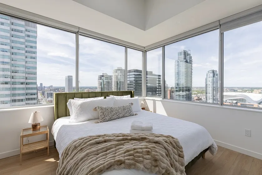 Breathtaking Skyline Views, 2 Kings, Rogers, UG PK - Image 1