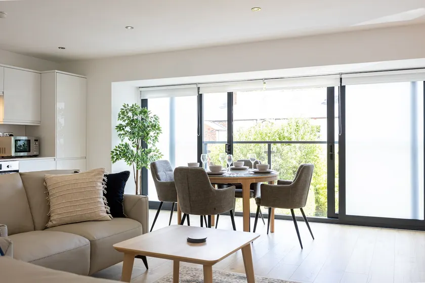 Brooklyn Mews- Airport & City Links - Image 1