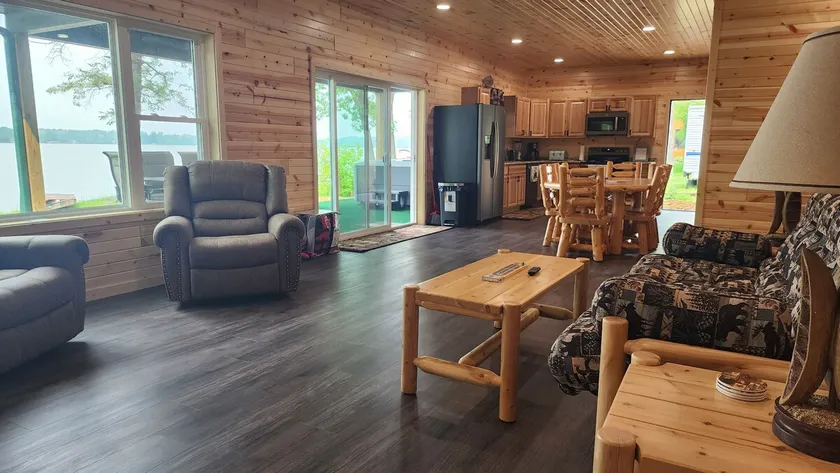 Murphys Lakefront Jacuzzi Retreat - Image 1