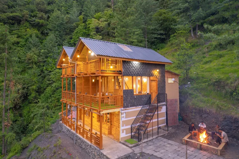 Spacious Waterfall Retreat for Families & Couples - Image 1