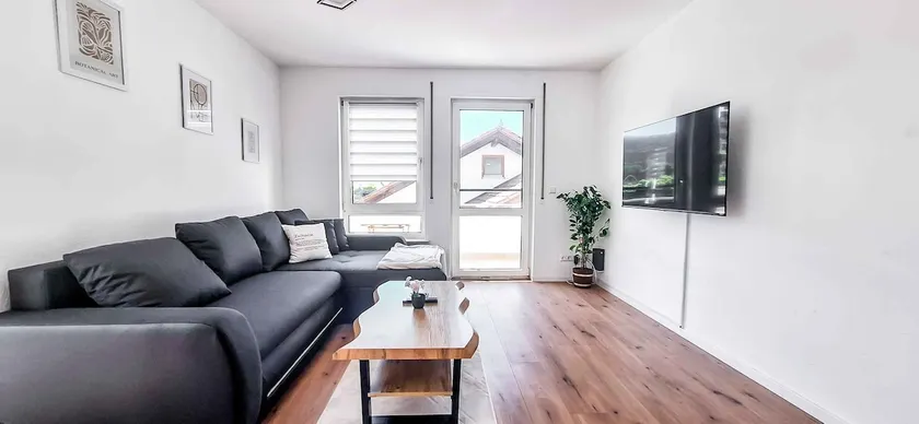 Modern & bright, close to the A81 - Image 1