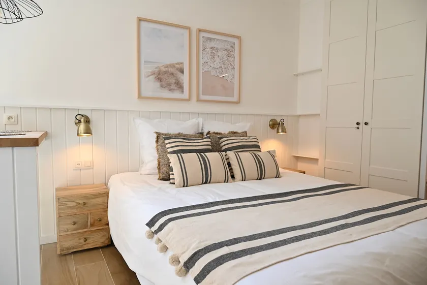 Bright beachfront studio - Image 1