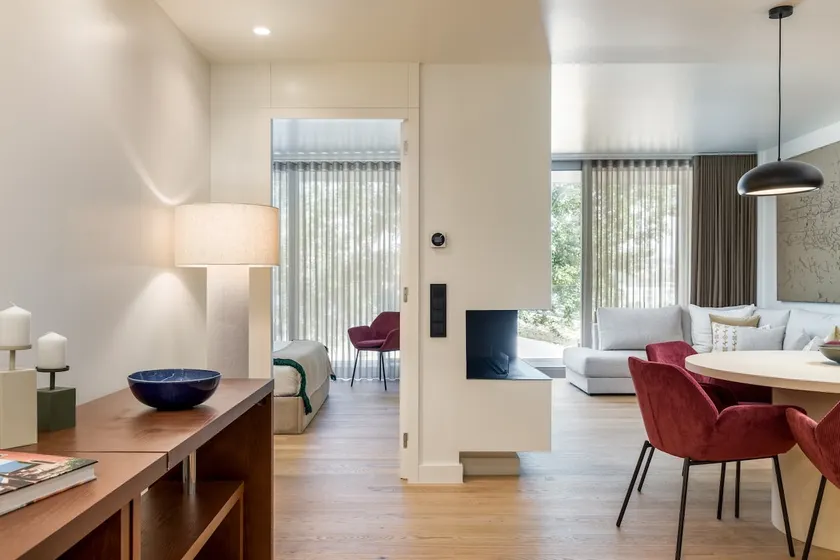 Riverside Apartment with Terrace - Image 1