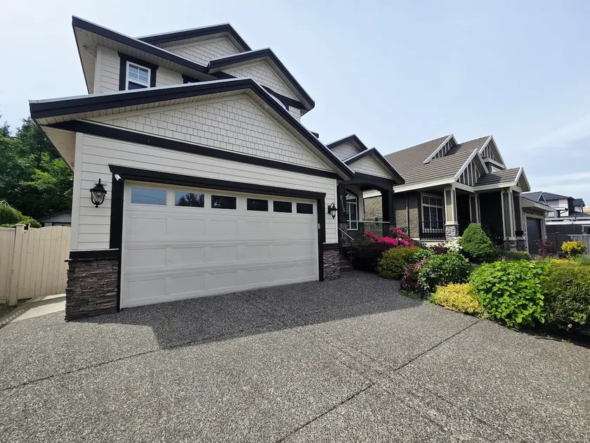 Stylish 4BR Retreat Garden - Image 1