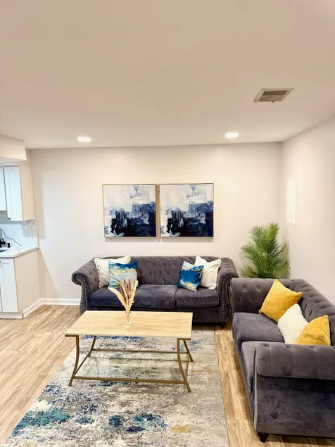Modern Cozy Basement Apartment - Image 1