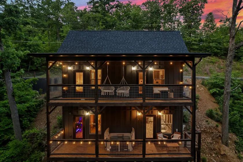 Enchanting Couples Getaway! Mountain Views! HotTub - Image 1