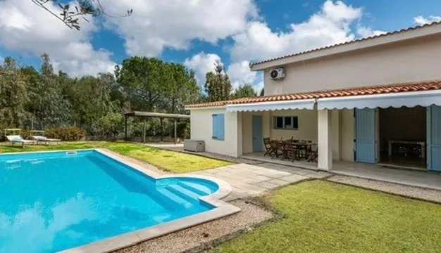 Villa with pool, garden, beach 5' walk - Image 1