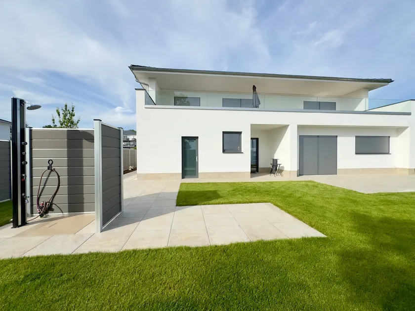 Luxurious villa on Lake Goitzsch - Image 1